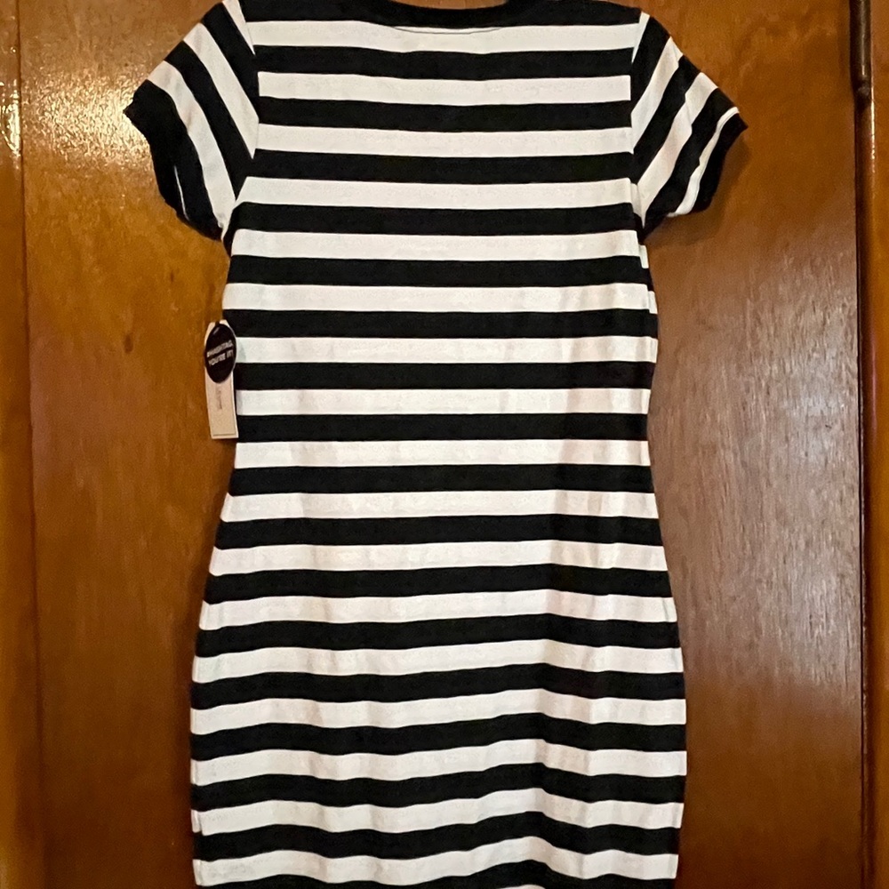 Adam Levine black and white fitting dress. Size: Medium. New: with tags - Picture 4 of 5